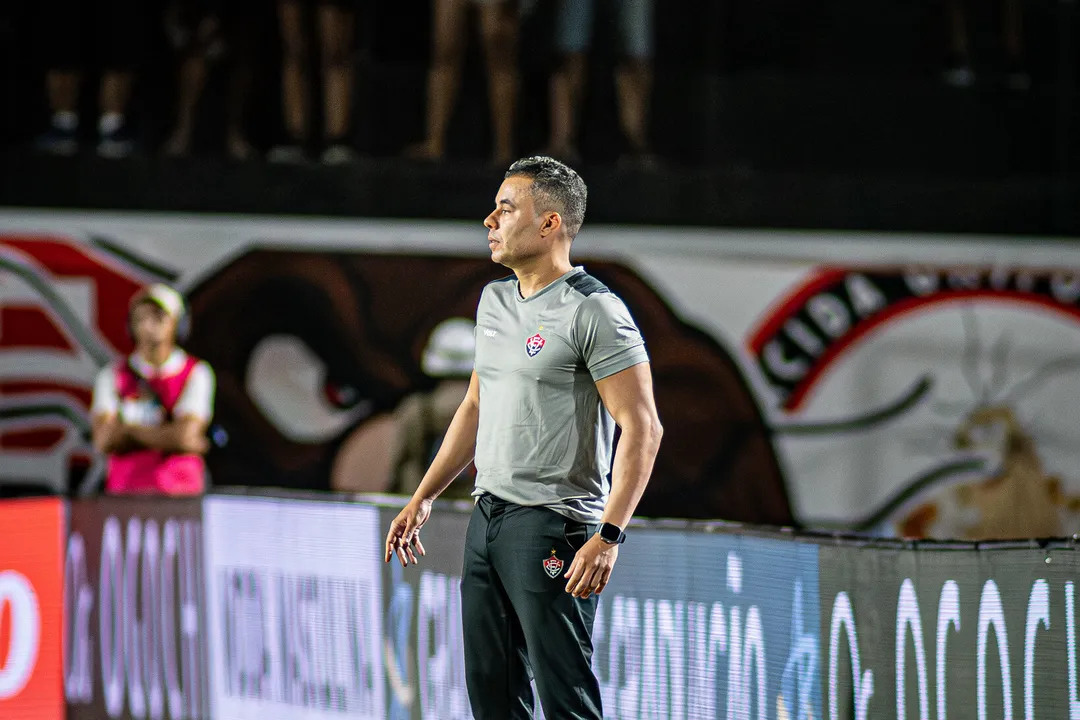 Jair Ventura revelou ter perdoado Dudu após a expulsão do volante nos acréscimos da vitória do Vitória sobre o Bahia