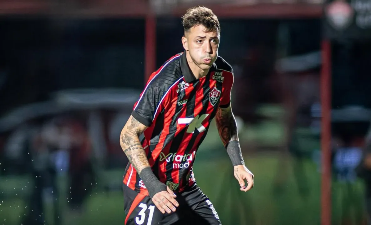 Renzo López em campo pelo Vitória