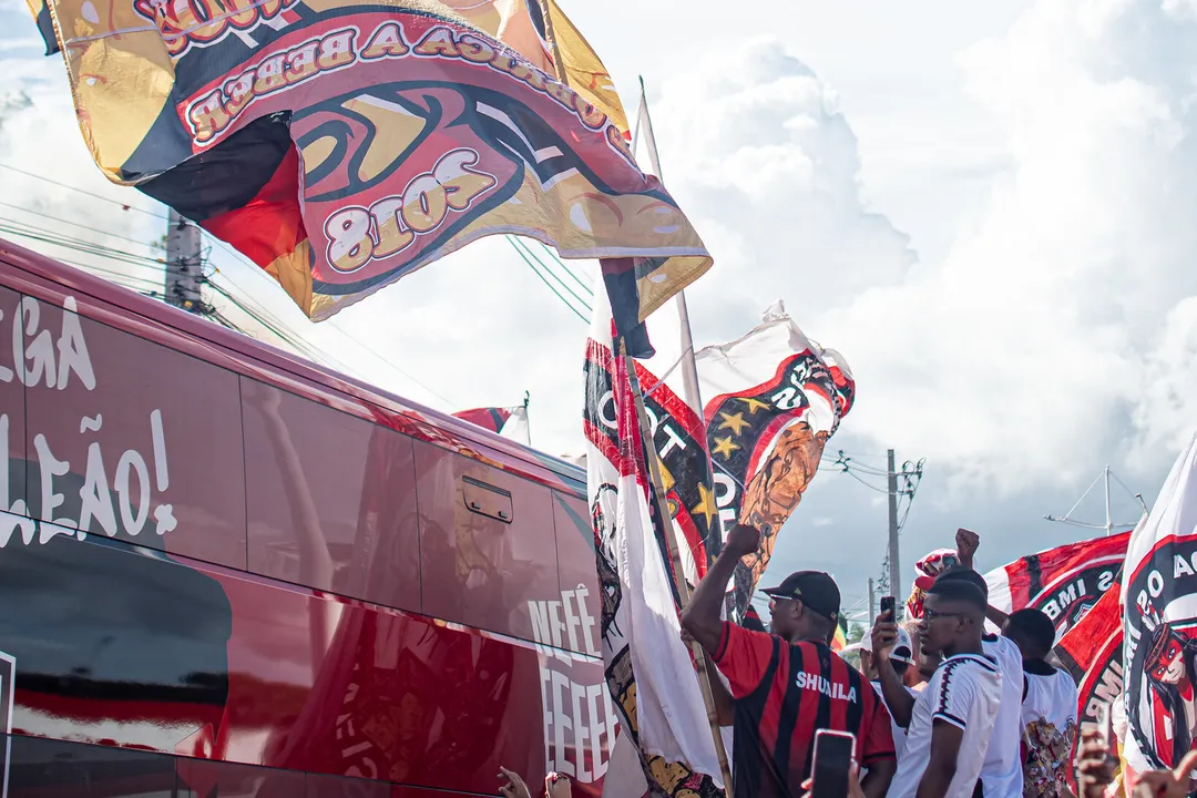 A festa está mantida! O Vitória reverteu o veto da PM-BA e confirmou o Corredor Rubro-Negro para a chegada do time no Barradão, às 20h, antes do Ba-Vi