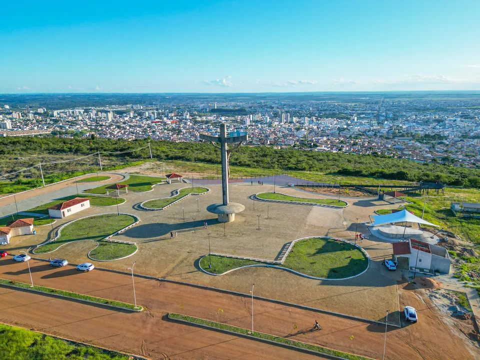 Serra do Peri Peri com Cristo de Mário Cravo