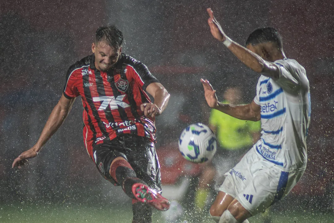 O Vitória enfrenta o Cruzeiro no Mineirão pela 31ª rodada do Brasileirão. O Leão busca o fim de um jejum que já dura 15 anos sem vencer a Raposa fora de casa.