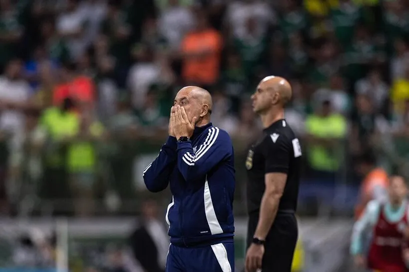 O Cruzeiro terá desfalques na defesa para enfrentar o Vitória no Mineirão. Leonardo Jardim não conta com Villalba e Fabrício Bruno, ambos suspensos. Jonathan Jesus e João Marcelo devem ser os titulares na 31ª rodada do Brasileirão.