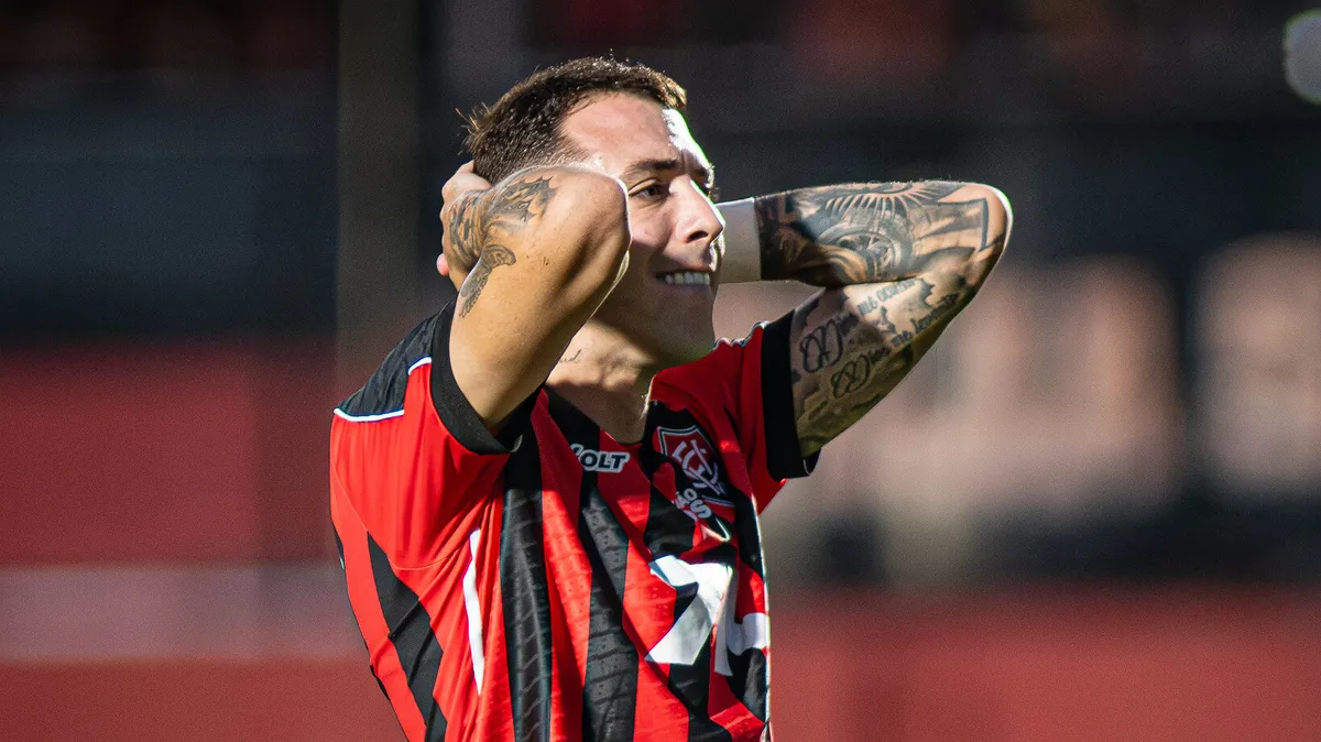Renzo López, atacante do Vitória