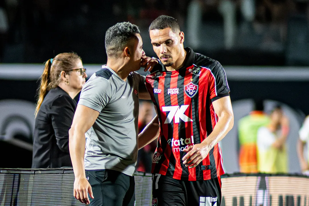 Jair Ventura conversa com o zagueiro Neris