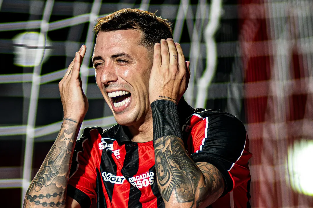 Renzo López, atacante do Vitória