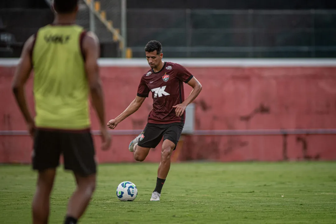 Com retornos importantes, Vitória define lista para encarar o Santos