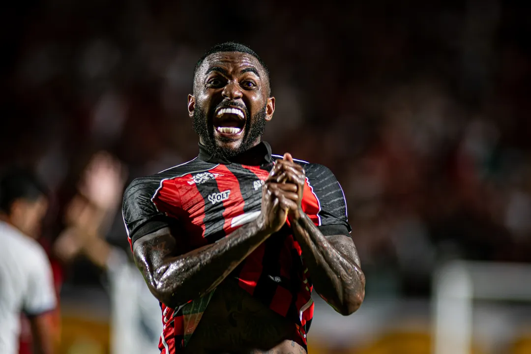 Ramon, lateral-esquerdo do Vitória