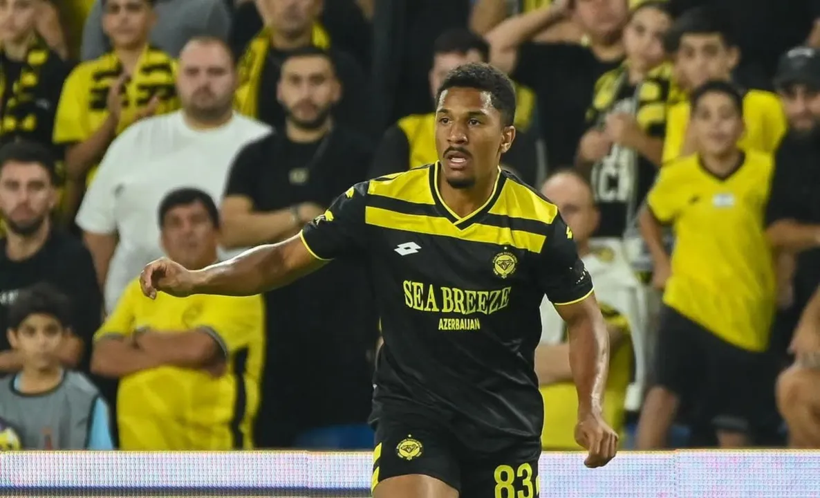 Matheus Davó em campo pelo Maccabi Netanya