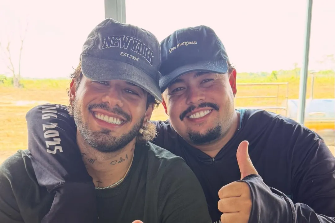 Cantor Zé Felipe ao lado do amigo e assessor João Victor Cocá