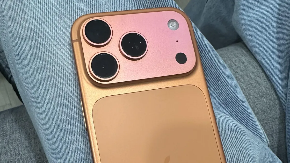 iPhone 17 na cor Laranja Cósmico