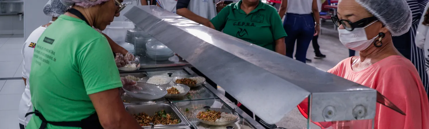 Distribuição de merenda no Colégio Estadual Rômulo Almeida