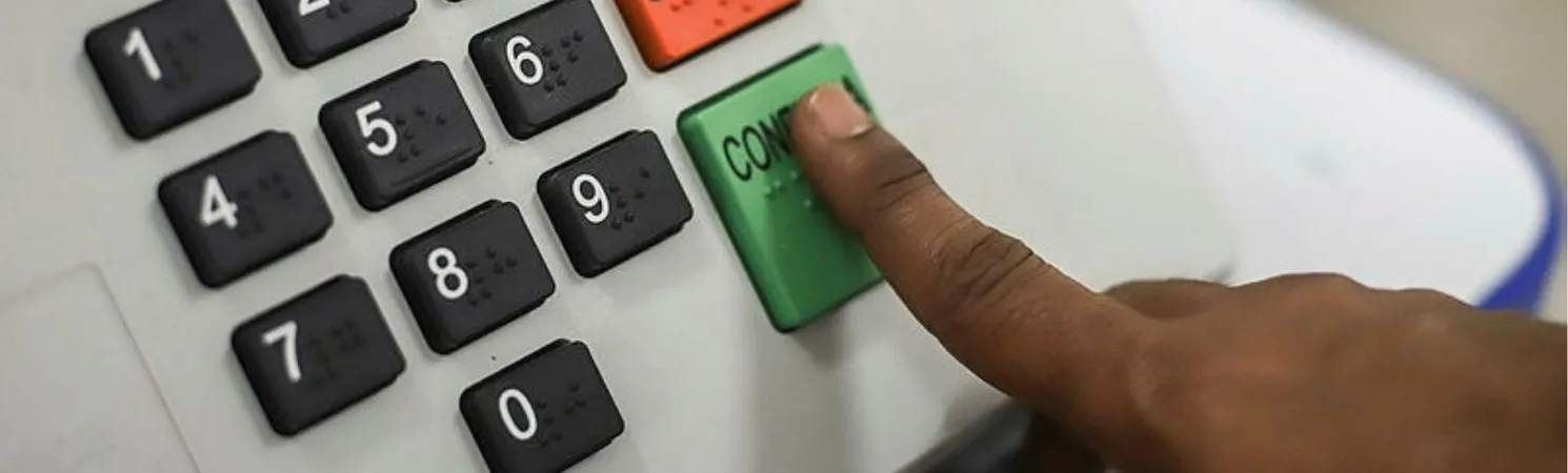 Urnas eletrônicas no dia de votação