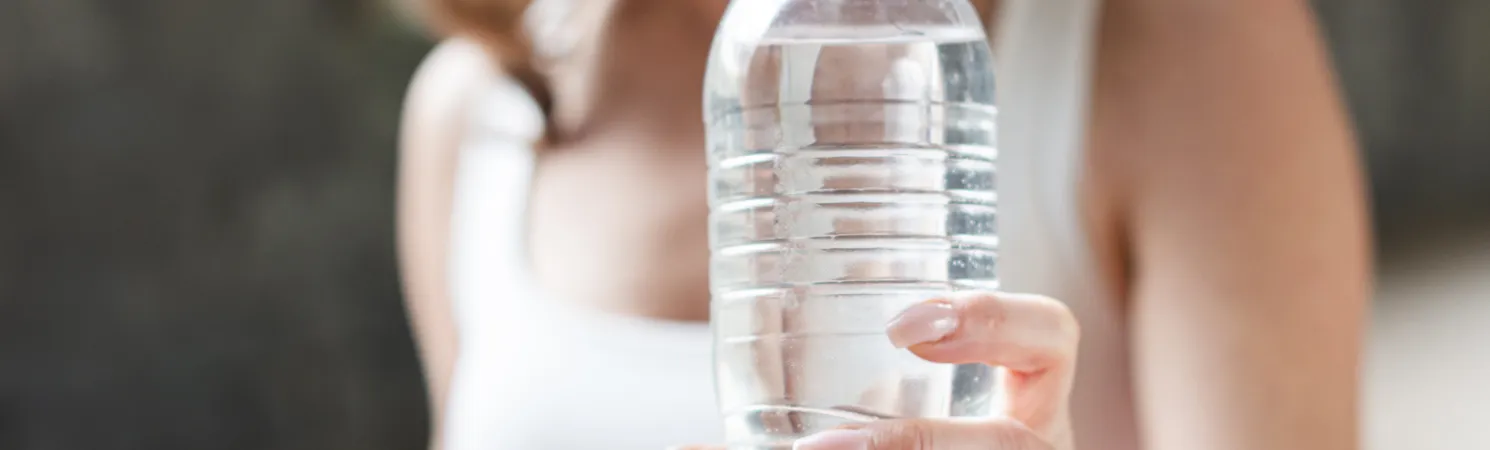 Estudo aponta que beber água de garrafas de plástico é perigoso