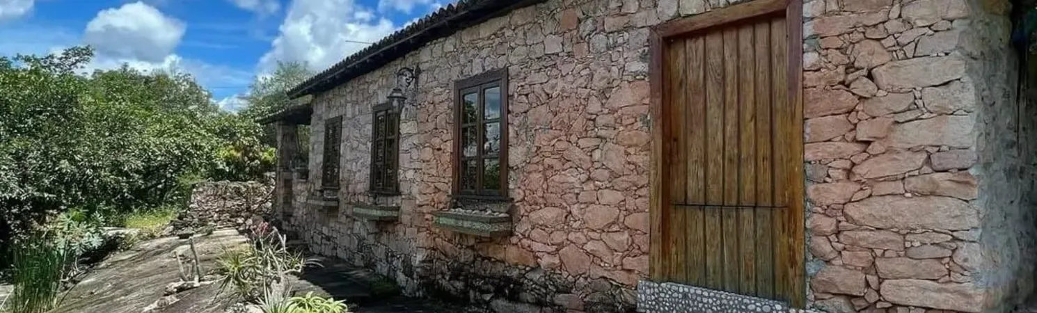 O pequeno distrito, Igatu, é conhecido como "a Machu Picchu brasileira"