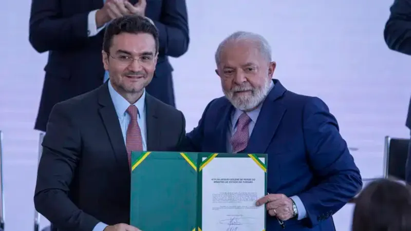 Celso Sabino escolhe permanecer ao lado de Lula