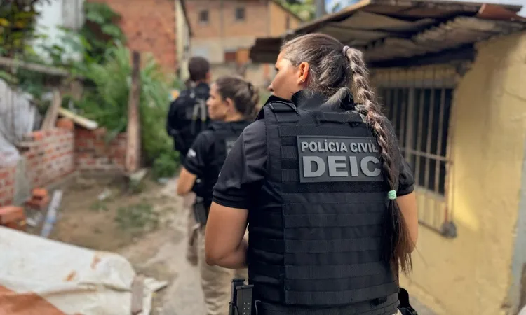 Segundo a polícia, o suspeito foi localizado em um condomínio do município