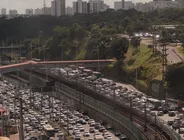 Na foto: pessoas aproveitam o sol no porto da barra em Salvador