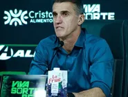 Jogadores do Vitória comemorando à esquerda e jogadores do Bahia na direita
