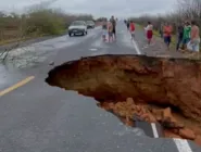 Em frente à Unime, carros ficaram submersos