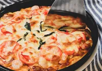Sem forno, ovo e leite: essa pizza de frigideira é ideal para o fim de semana