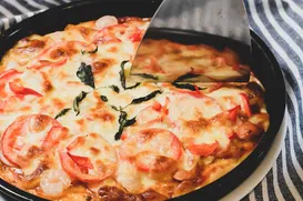 Sem forno, ovo e leite: essa pizza de frigideira é ideal para o fim de semana - Imagem