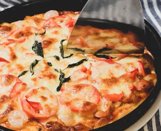 Sem forno, ovo e leite: essa pizza de frigideira é ideal para o fim de semana