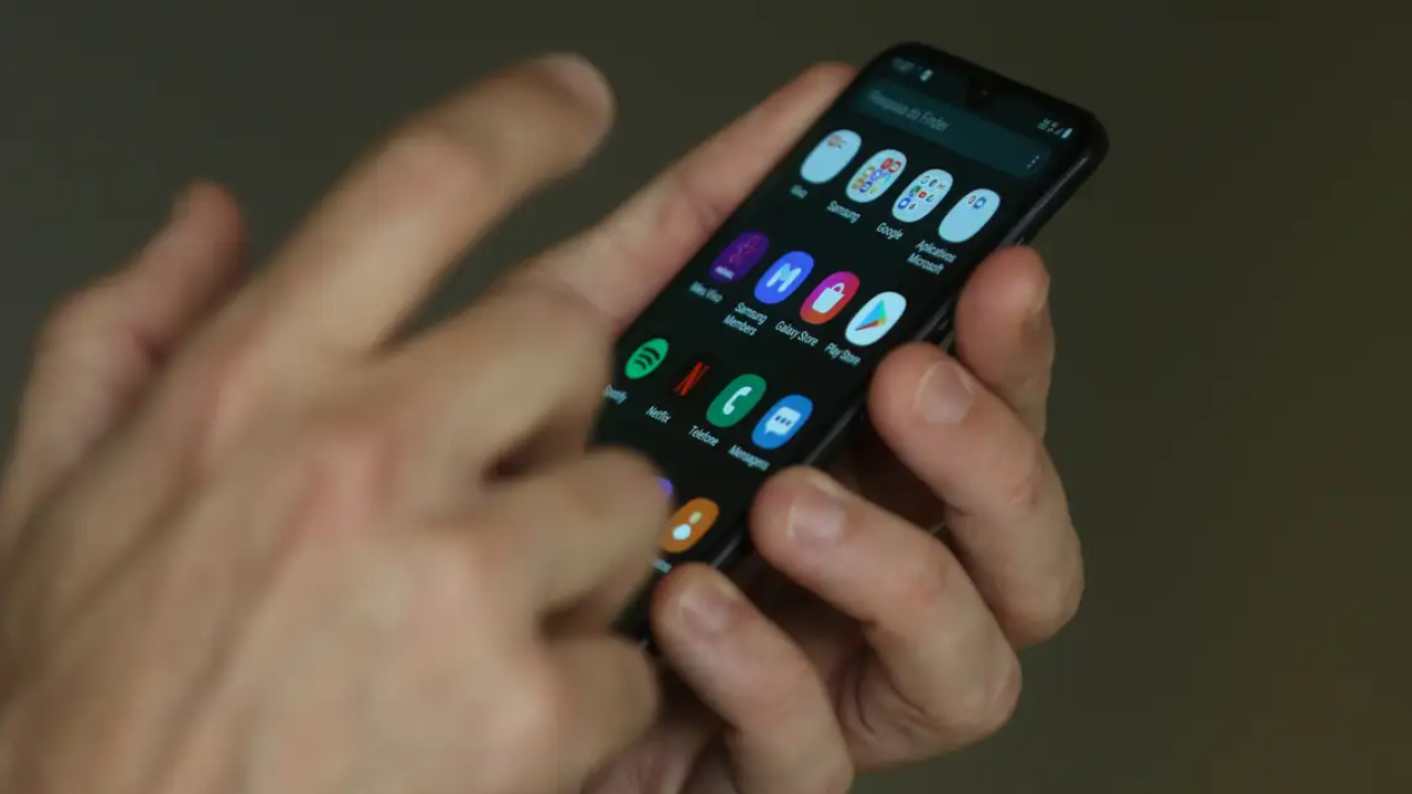 I Rischi Nascosti dello Schermo: Come Proteggere i Nostri Figli nel Mondo Digitale