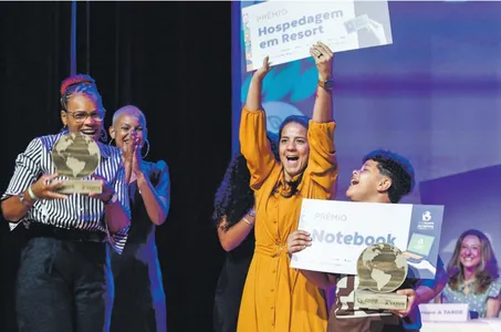 A titular da SEC, Rowenna Brito, entregou o prêmio a Pedro, primeiro lugar em Tirinhas