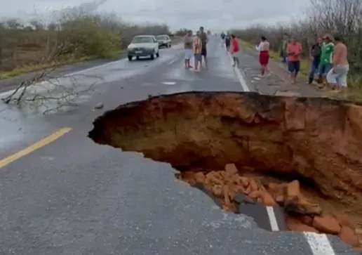 Cratera aberta no trecho da BR 116 norte, entre Arací e Tucano, nordeste da Bahia