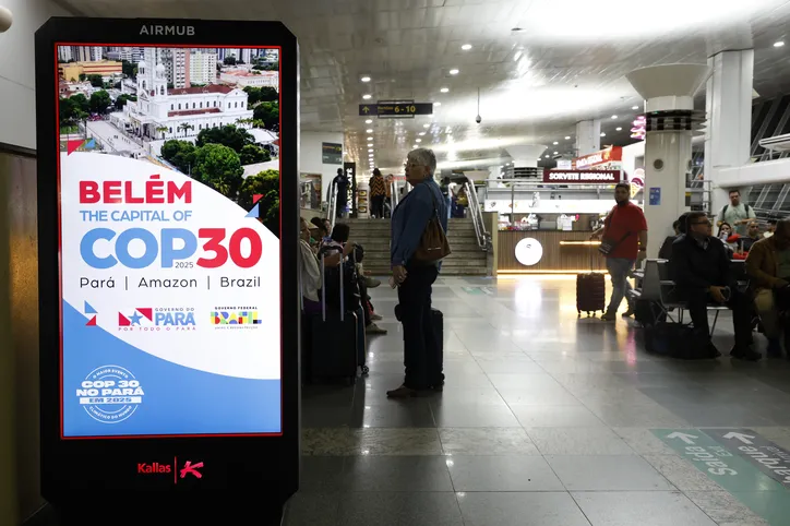 Propaganda da COP 30 no saguão de embarque do Aeroporto Internacional de Belém