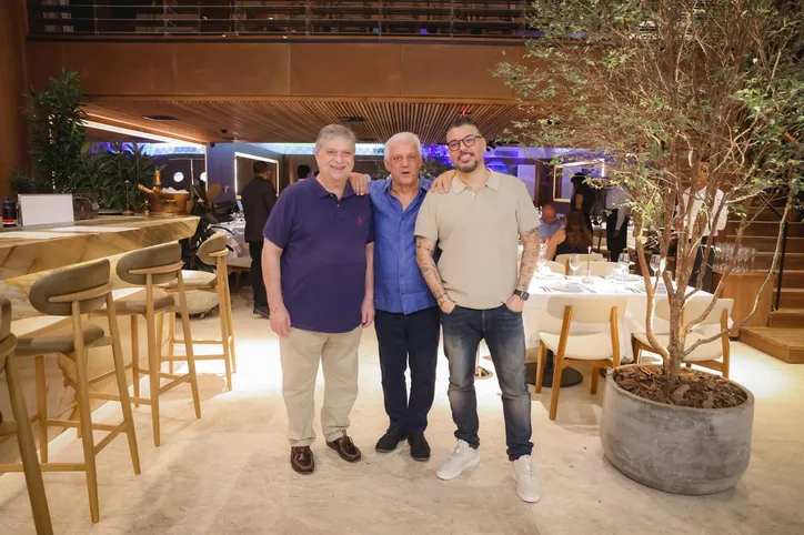 Comandando o sucesso do Amado, Flavio Machado, Edinho Engel e
Flavio Bandeira brindam expansão