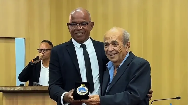 Levi Vasconcelos discursou ao receber homenagem proposta por Antônio Costa (PP)
