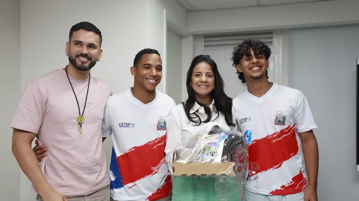 Thales, o professor, com Thiago, Rowenna e Guilherme