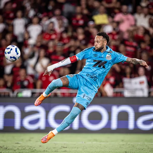 Neymar em ação contra o Flamengo pela Série A do Brasileirão