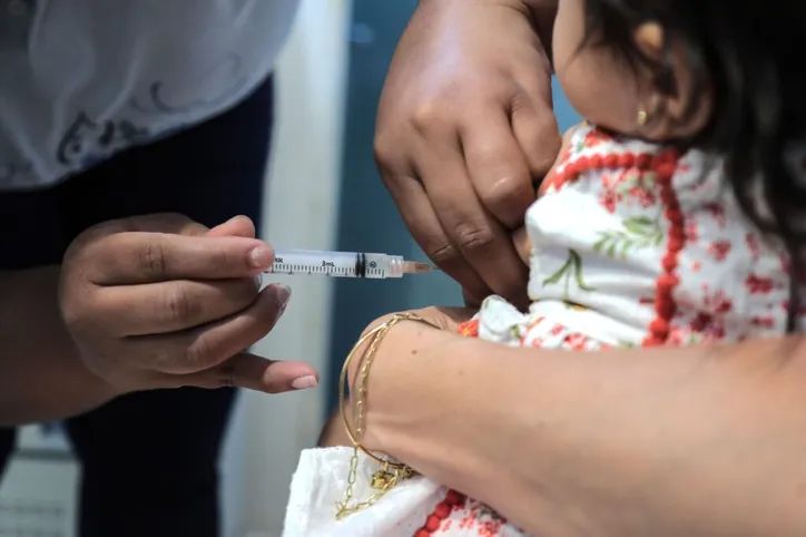 É nesse ambiente fértil que prospera um novo movimento de médicos que ganharam projeção por discursos antivacina