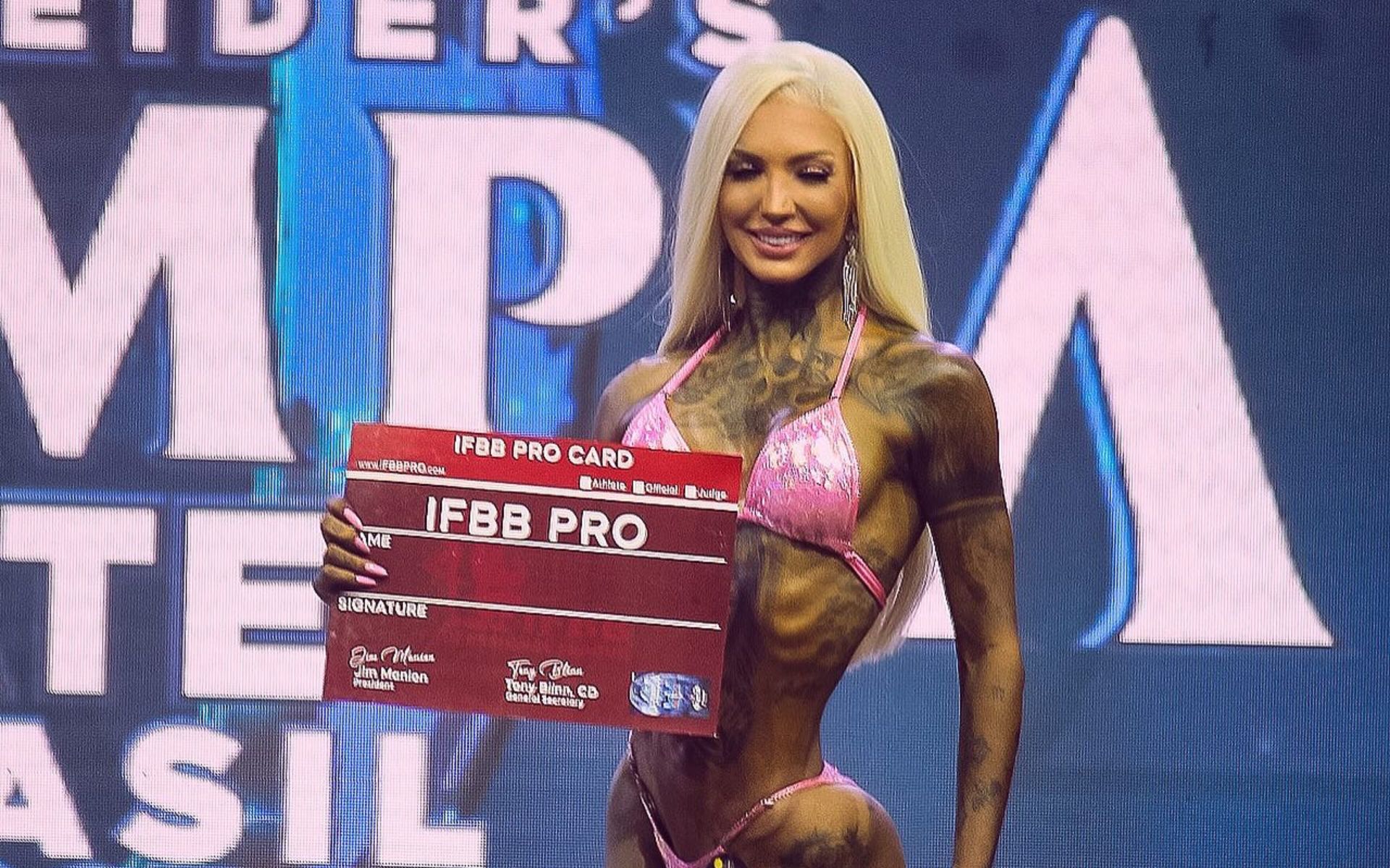 【激レア】IFBB PRO LEAGUE ポスター【美品】 Conheça a influenciadora +18 que ganhou pro card no Mr. Olympia Brasil