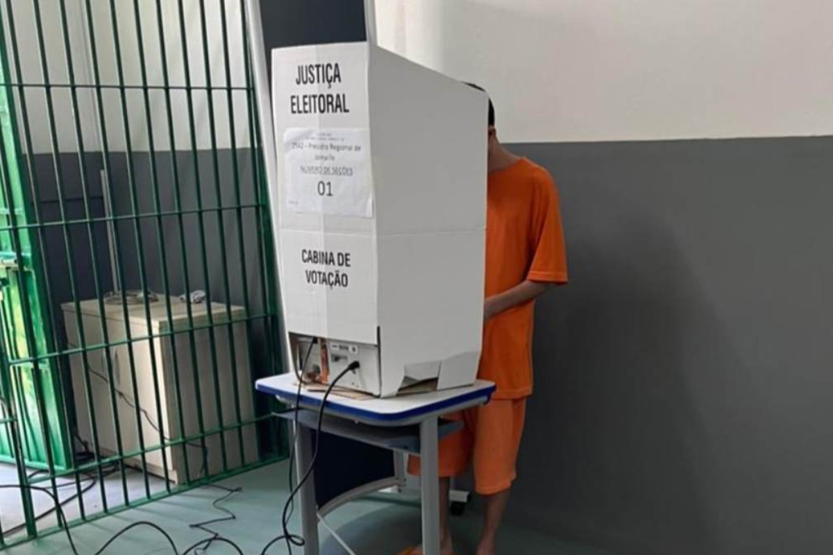 Presos podem perder direito de votar no Brasil: 'Chega a ser ridículo'