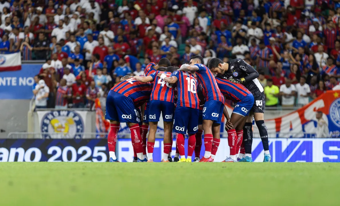 Jogadores em campo pelo Bahia na Arena Fonte Nova