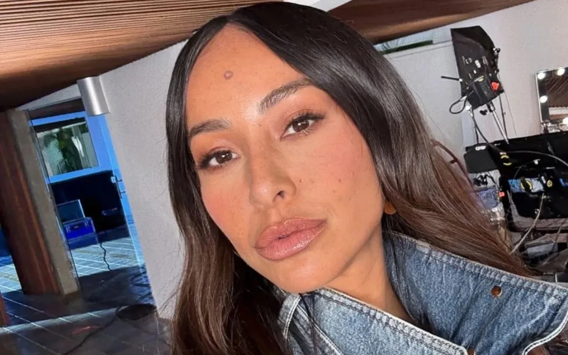 Sabrina Sato mora com a família no local