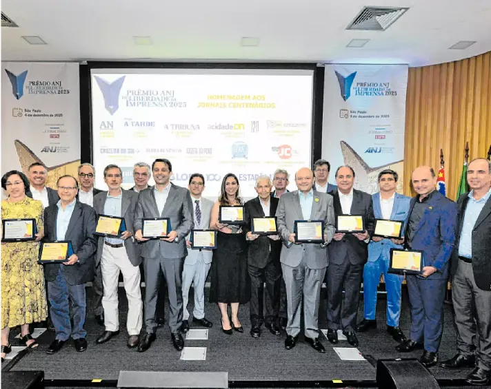 Presidente de A TARDE, João de Mello Leitão (de azul e branco), recebeu o prêmio e destacou o seu simbolismo
