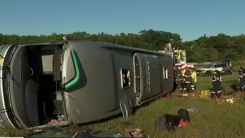 Ônibus com 43 passageiros tombou