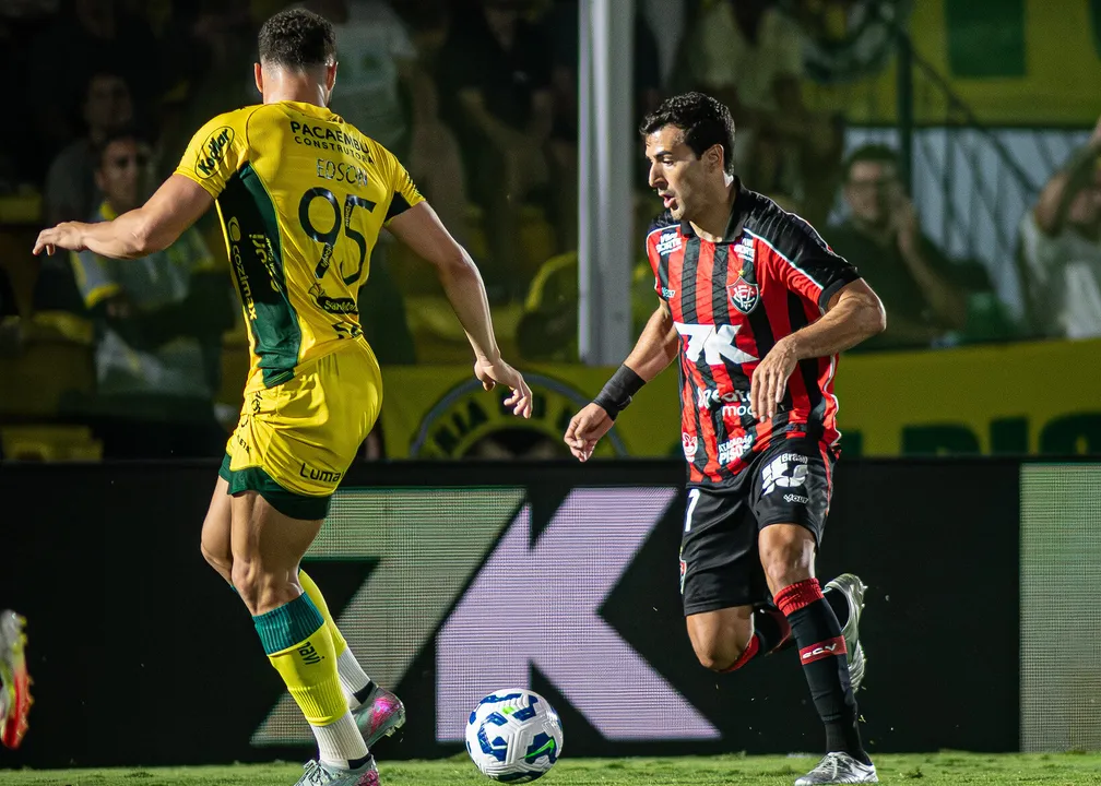 Edson Carioca e Raúl Cáceres em Mirassol 1x1 Vitória no primeiro turno do Brasileirão