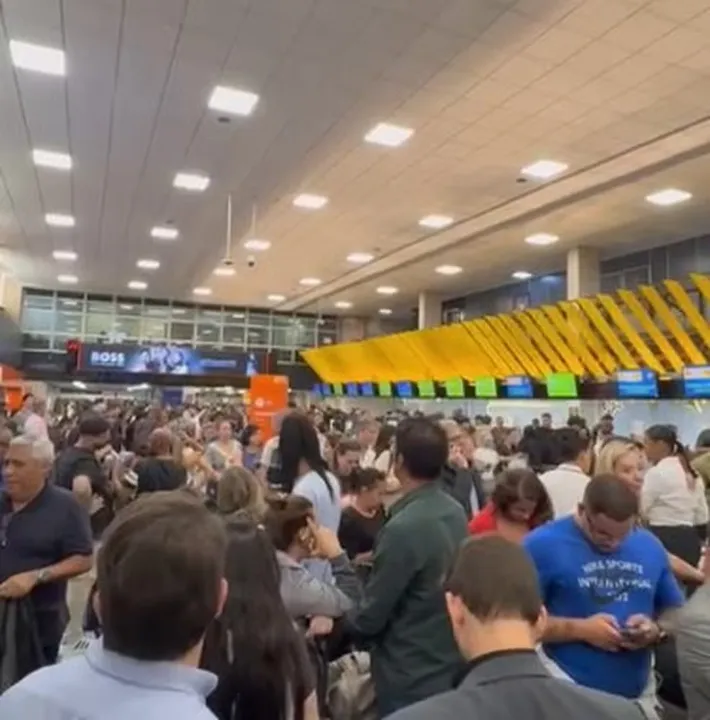 Imagem ilustrativa da imagem Aeroporto cancela mais de 150 voos após forte ventania