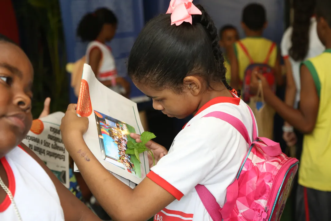 Alunos da escola municipal de Lauro de Freitas em atividade educacional na Fenagro