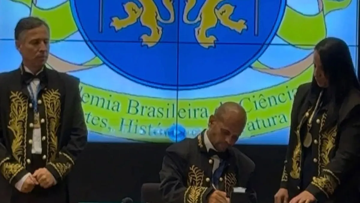 Na solenidade, Gabriel assumiu a cadeira 308, cujo patrono é o cientista Luc Montagnier