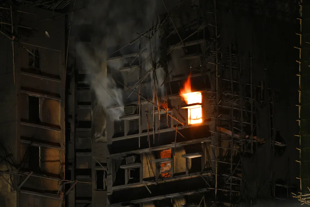 Apartamento em chamas no conjunto residencial Wang Fuk Court