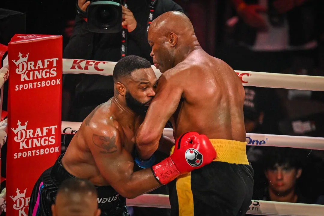 Brazilian boxer Anderson Silva (R) fights US boxer Tyron Woodley in their cruiserweight bout ahead of the Paul?Joshua non-title heavyweight fight at the Kaseya Center in Miami, Florida, on December 19, 2025. (Photo by Giorgio VIERA / AFP)