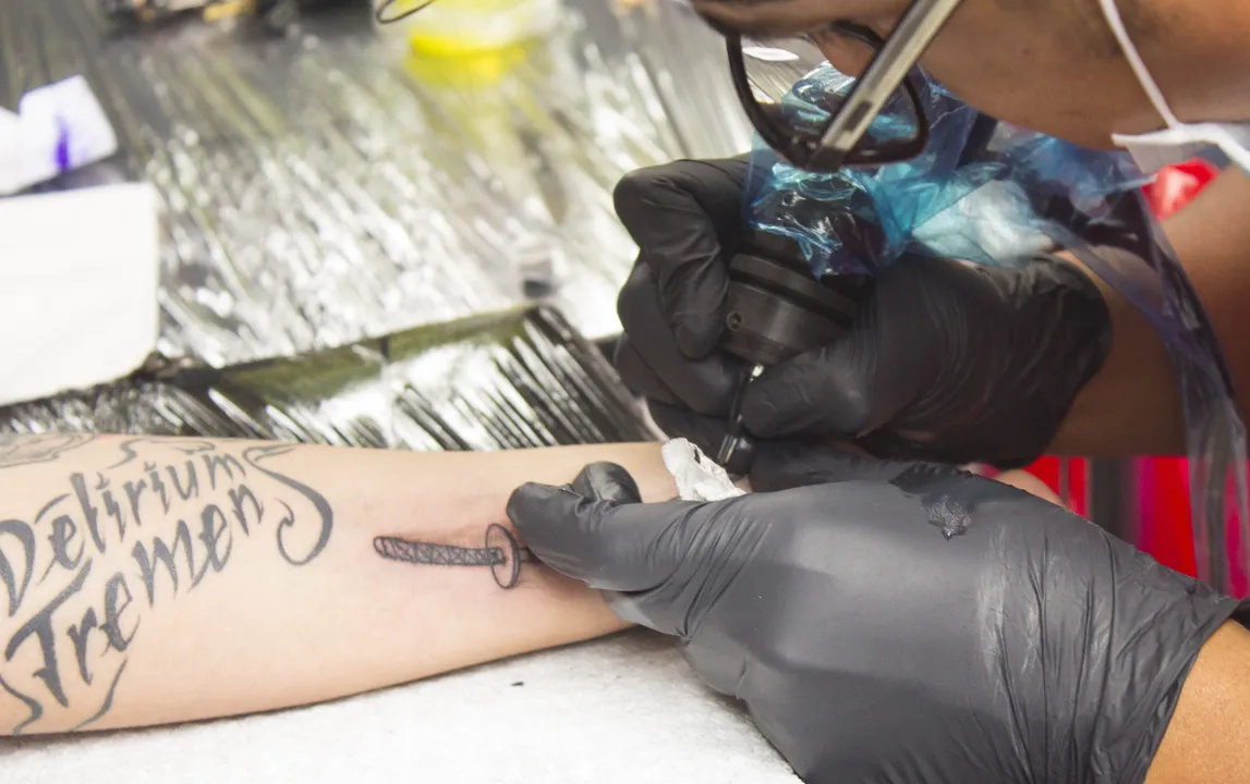 Produto indicado para cicatrização de tatuagens teve venda e uso proibidos