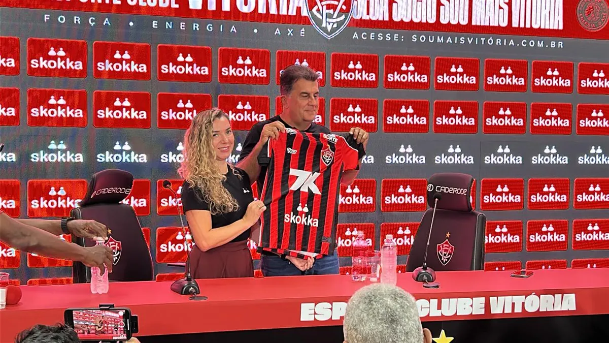 Fábio Mota, presidente do Vitória, e Silvana Zigoski, representante da Skokka