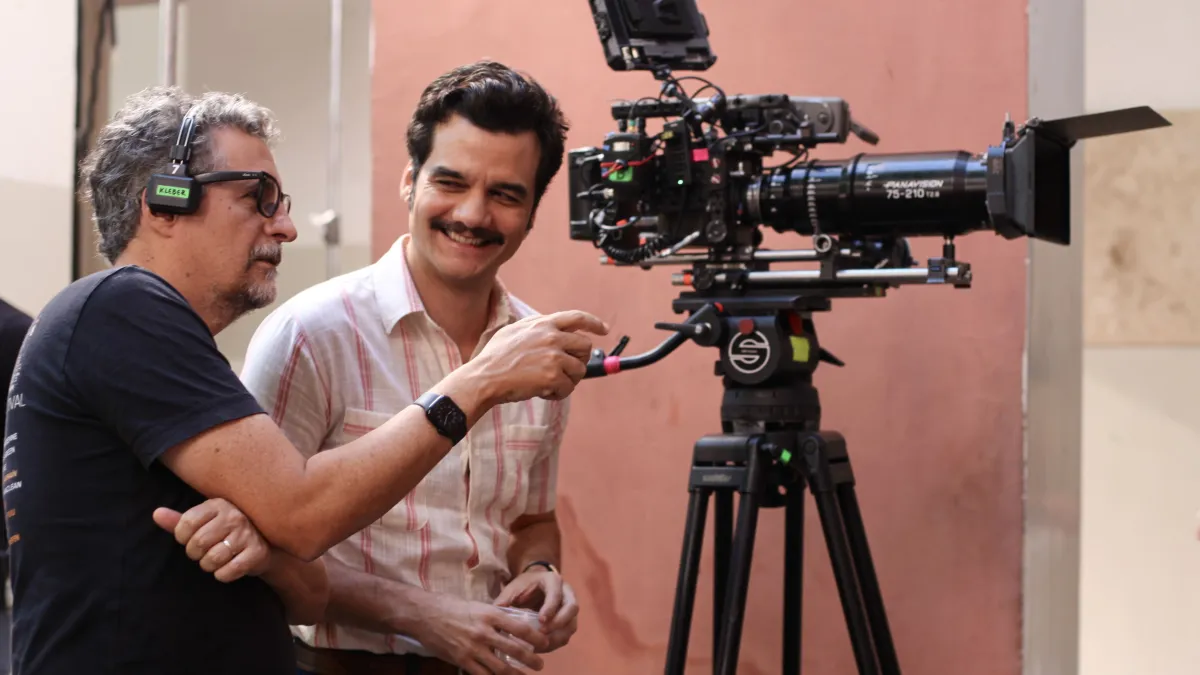 Wagner Moura e o diretor Kleber Mendonça Filho durante as gravações de O Agente Secreto